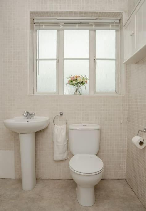 Peaceful & Spacious Family Home In Eastbourne! Luaran gambar